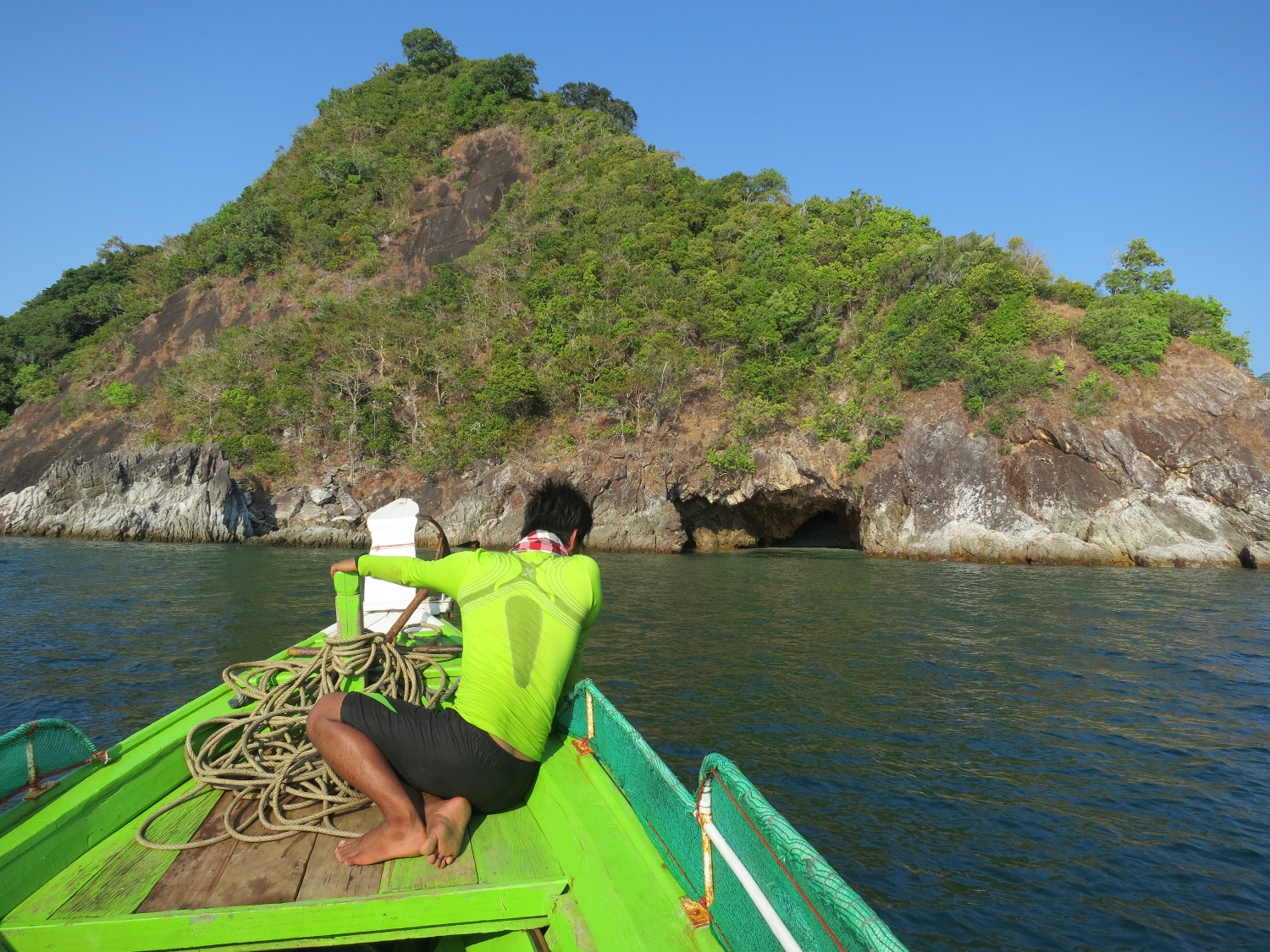 Hundreds of tropical islands in Myeik Archipelago - which one has caves?