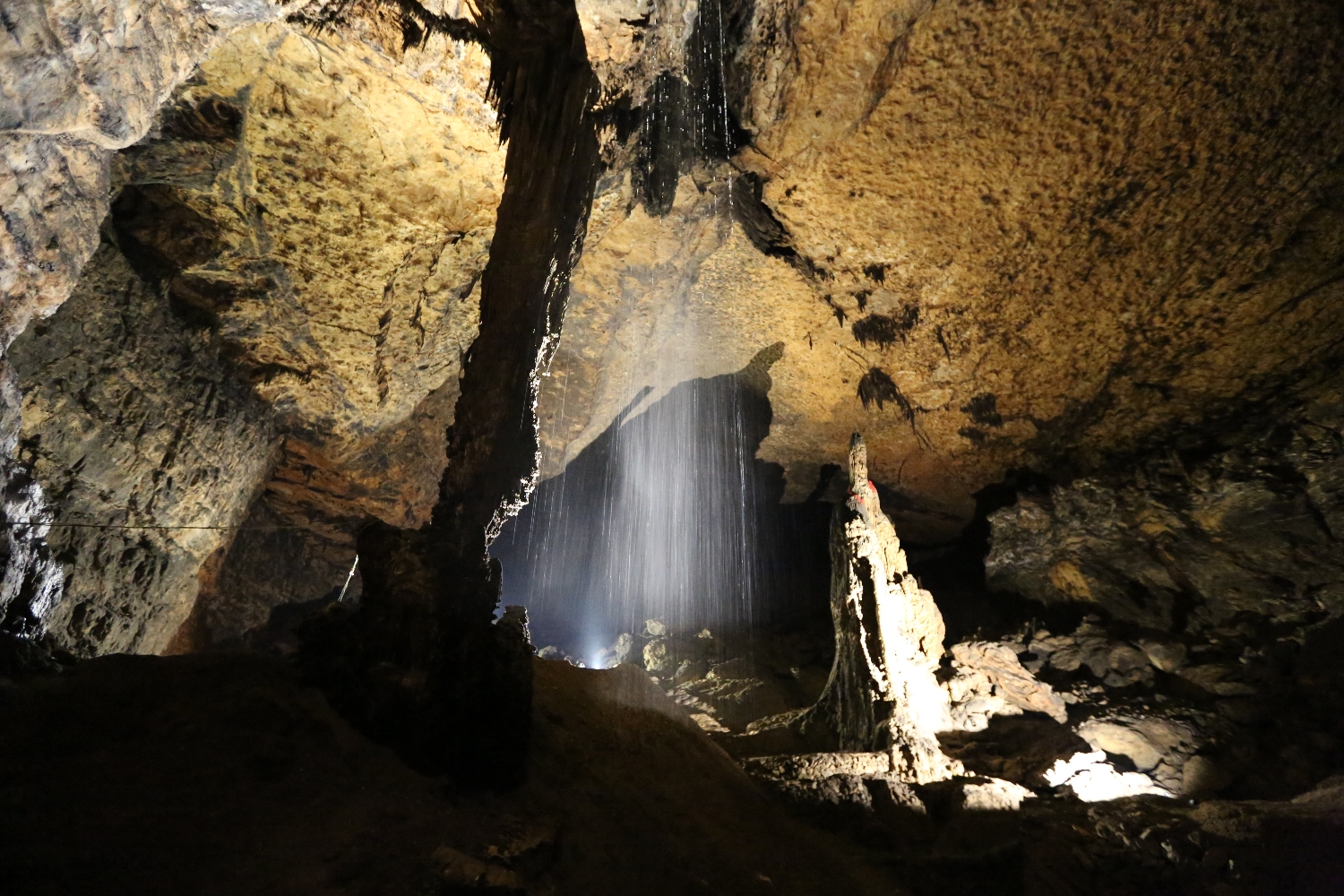 Evolution and Characteristics of Jinfoshan Cave Systems in Chongqing, China